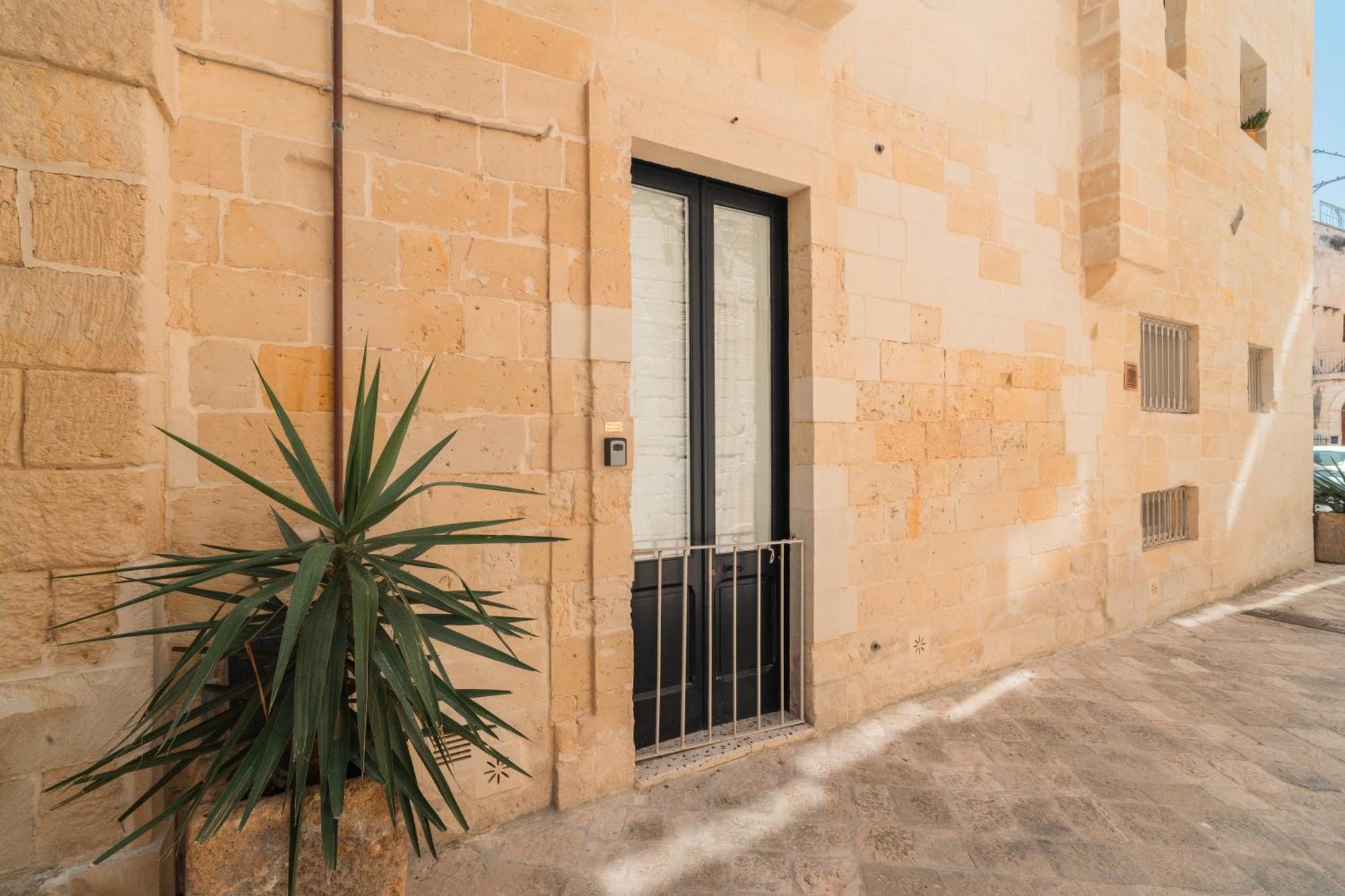 Donna Cristina Historic Apartment Lecce Buitenkant foto